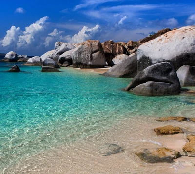 Plage tranquille avec des eaux cristallines et des formations rocheuses majestueuses