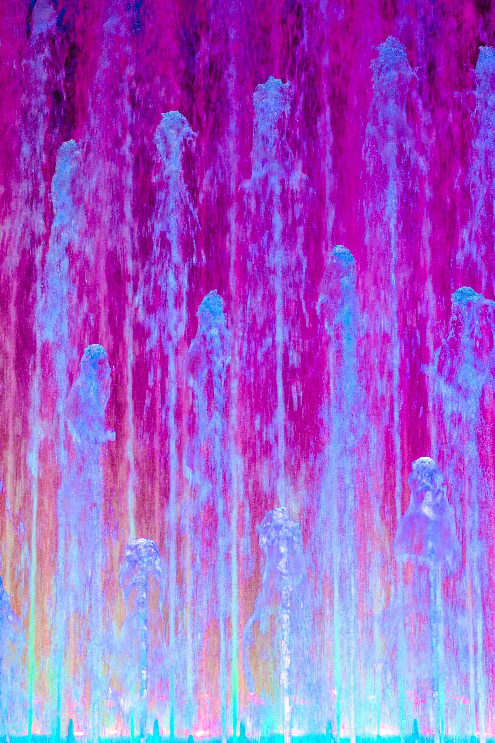 Fontaine colorée avec des gens dedans et un homme avec un chapeau (peinture, art abstrait, art, violet, rose)