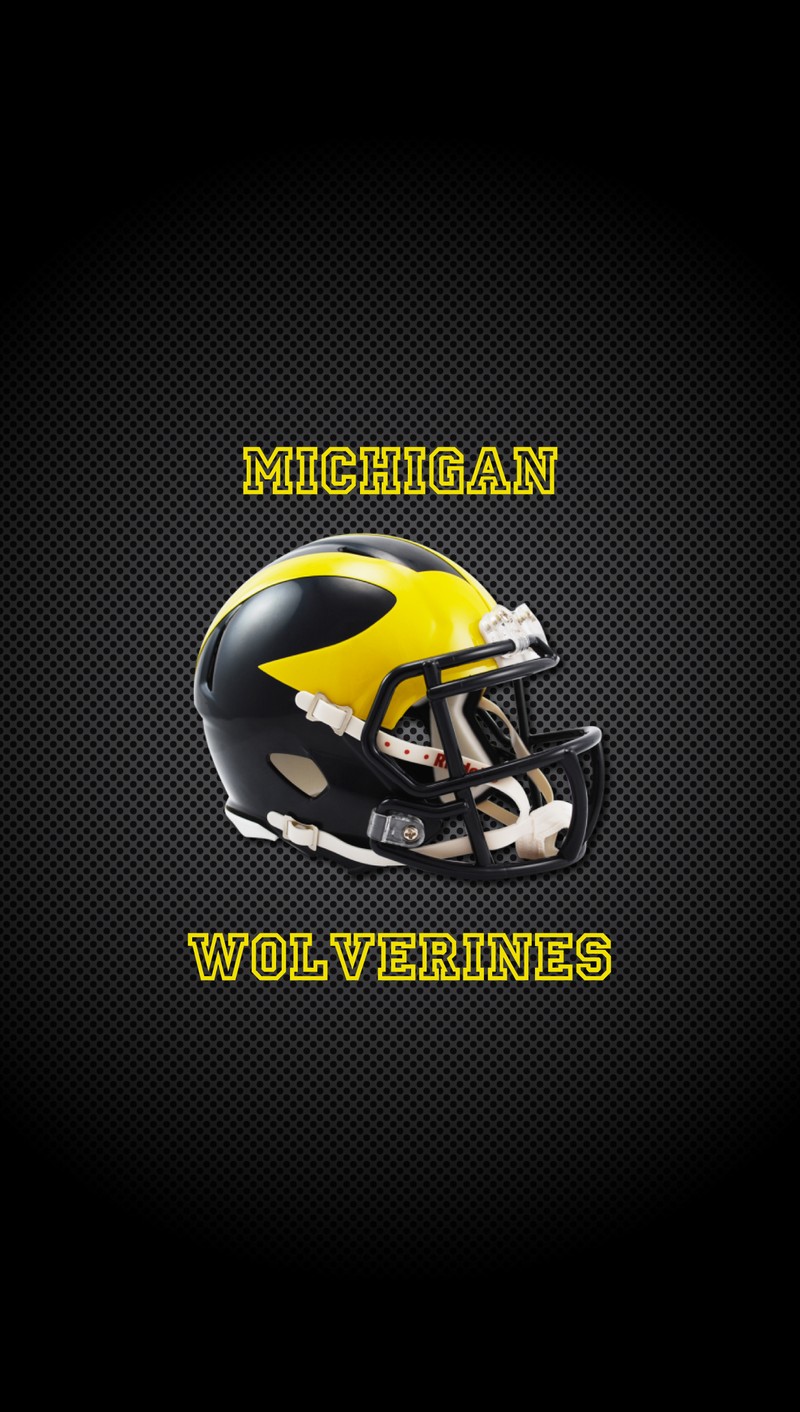 Шлем футбольной команды michigan wolverines на черном фоне с надписью michigan wolverines (футбол, мичиган, michigan, росомахи)