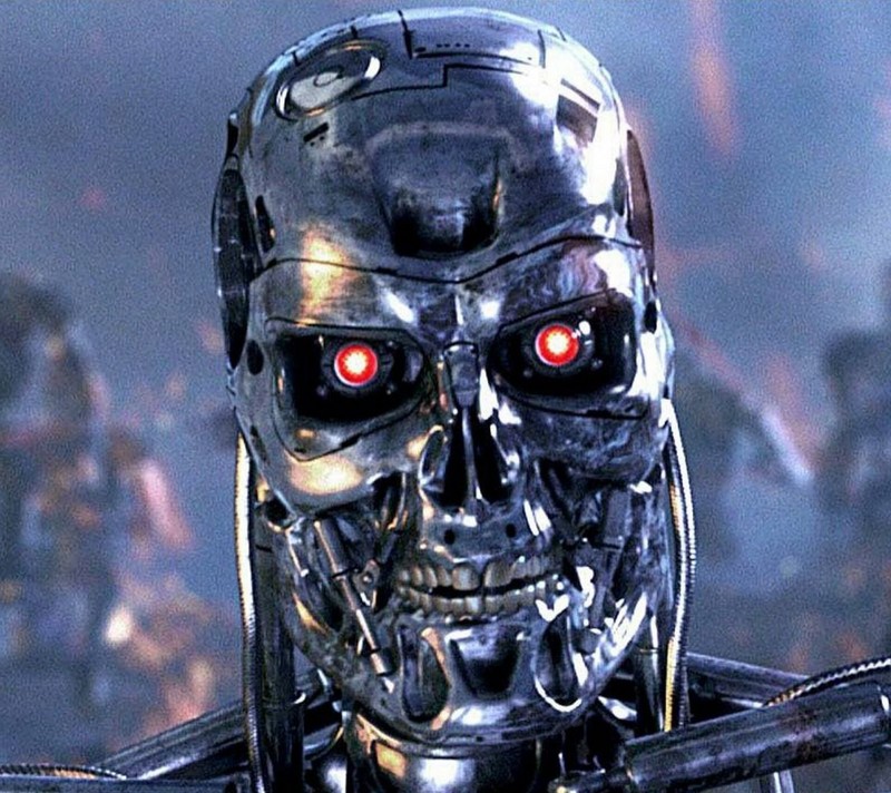 Крупный план робота с красными глазами и цепью (киборг, cyborg, terminator movies)