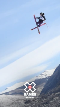 Atleta extremo volando alto en los X Games de Noruega