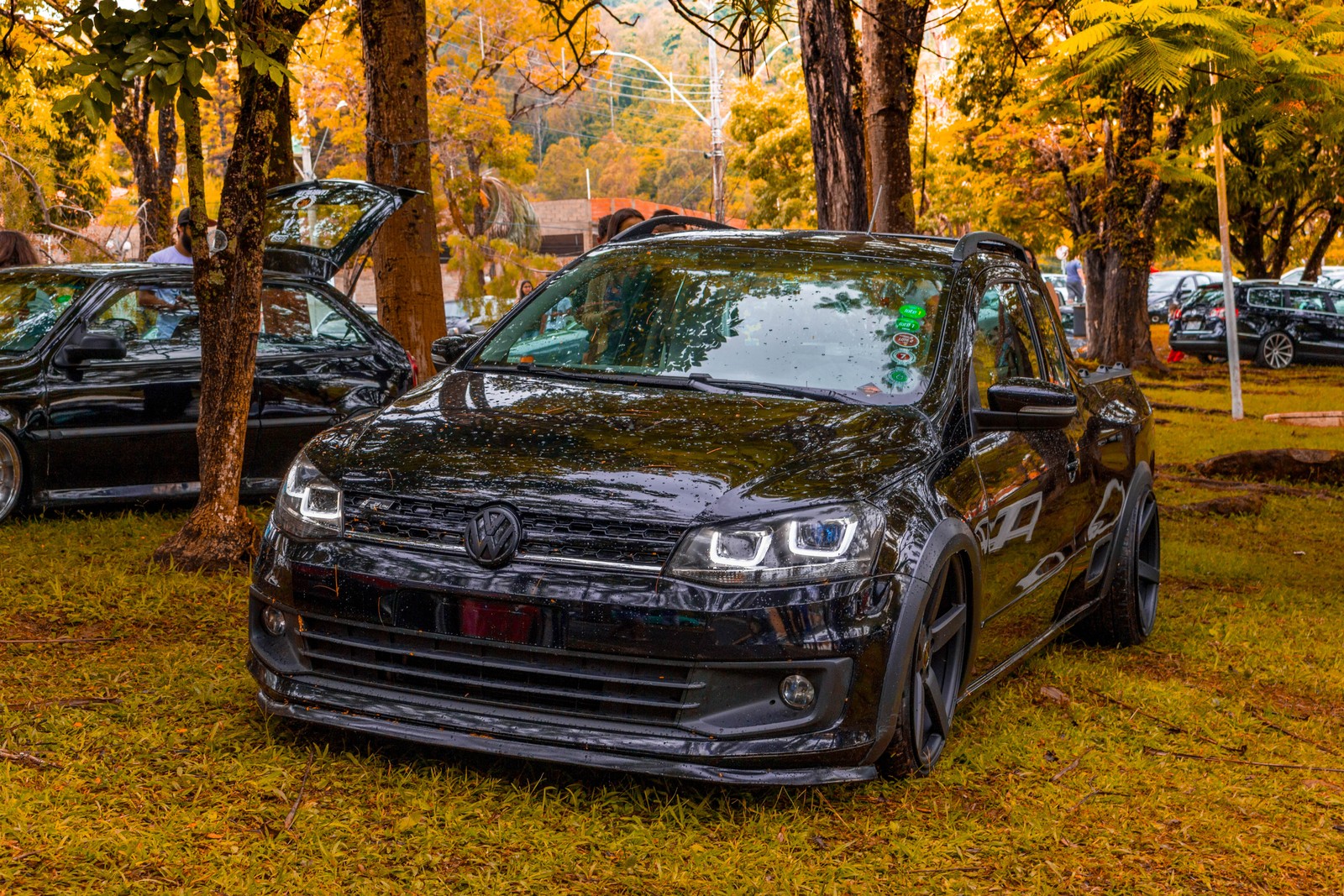 Téléchargez le fond d'écran voiture, forêt, noir, rabattu, saveiro