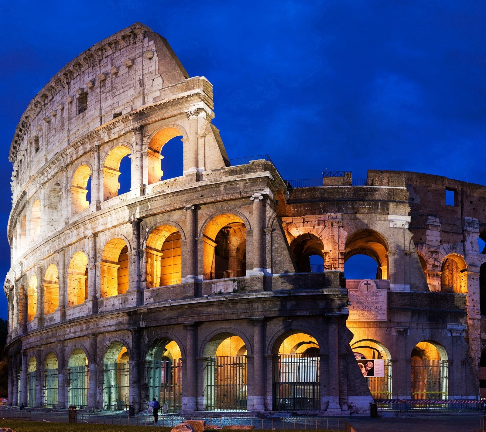 Uma vista gráfica do coliseu em roma à noite (coliseu, em, roma)