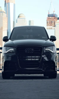 Elegante SUV preto Audi contra um horizonte da cidade