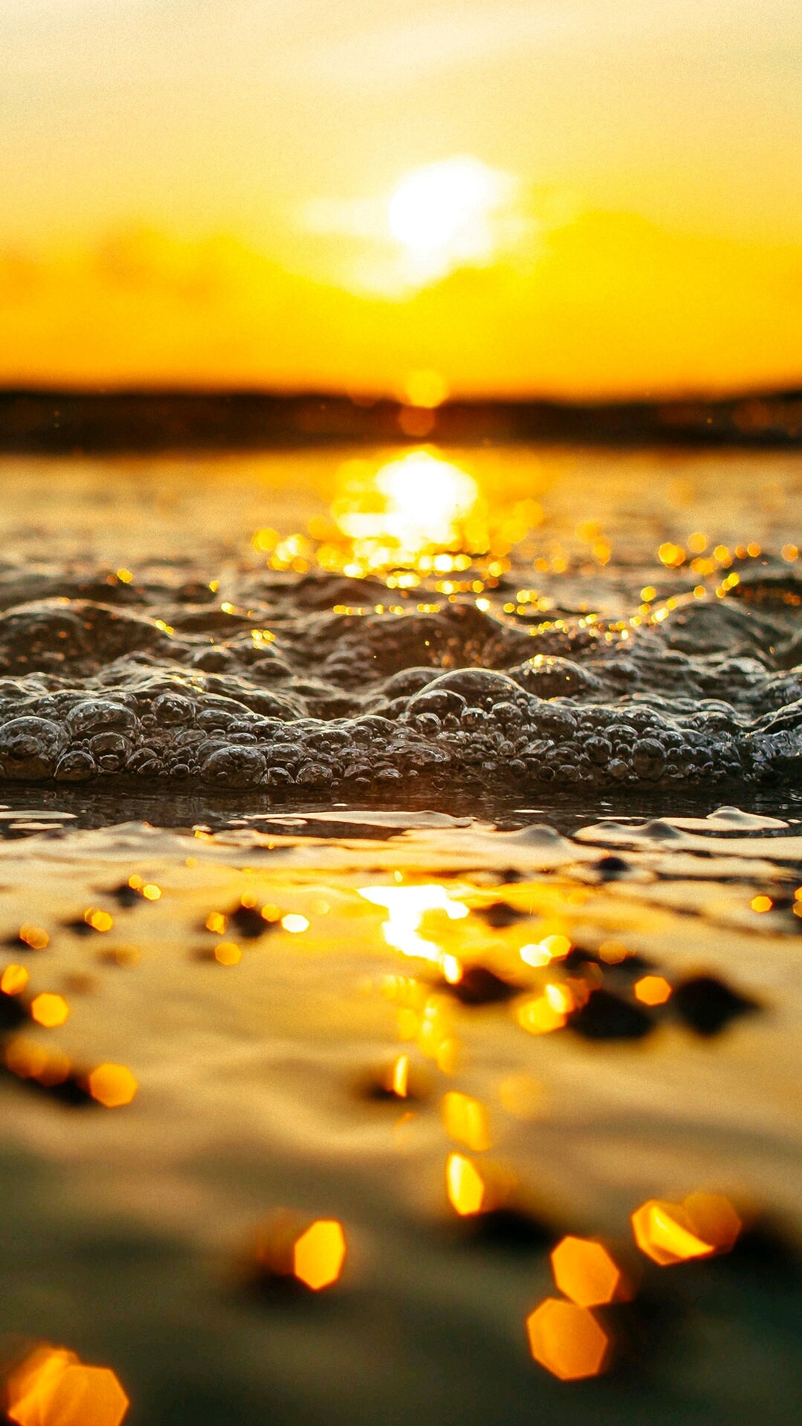 Vue amusante d'un coucher de soleil sur l'océan avec une vague (océan, coucher de soleil)