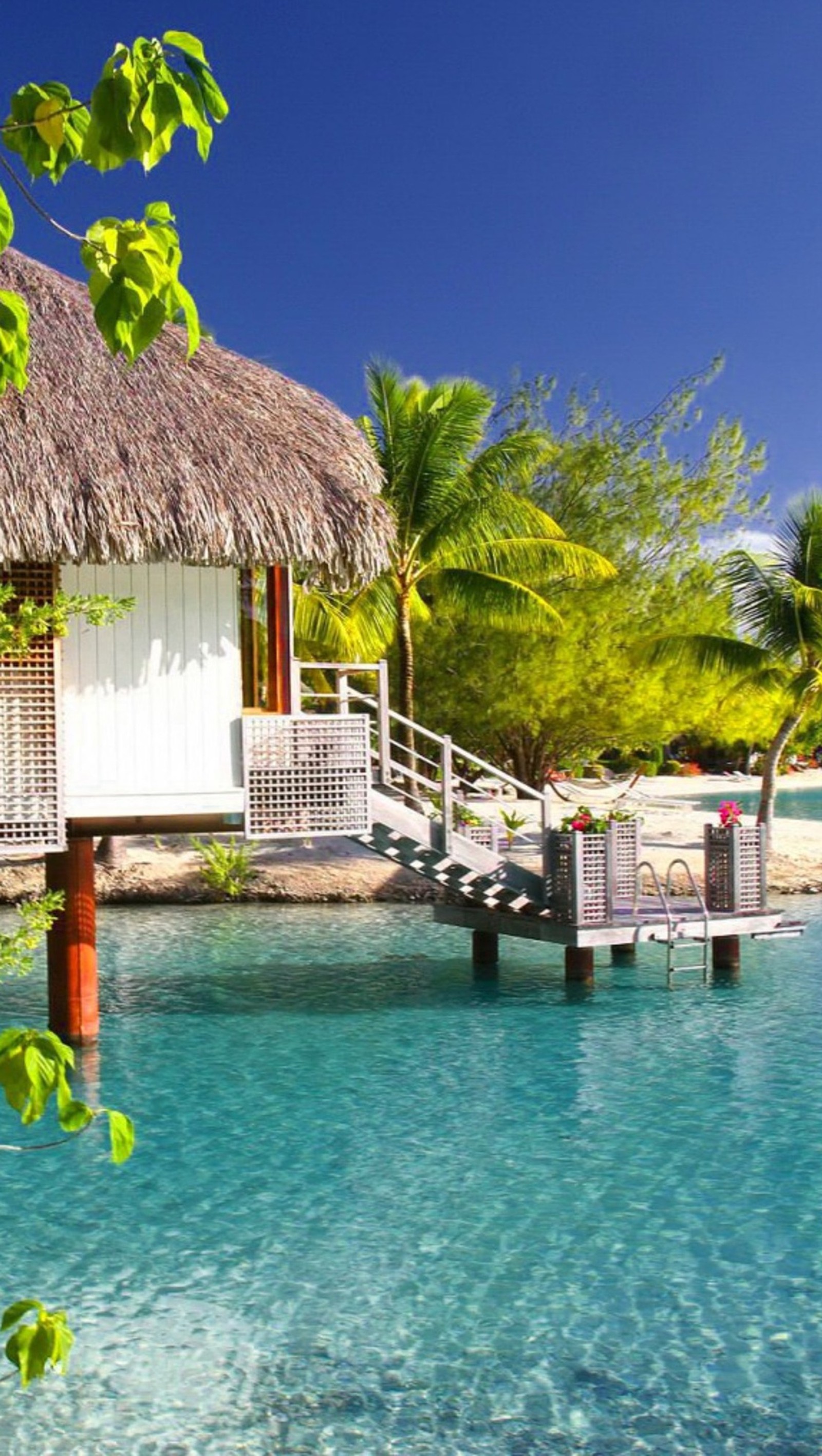 Es gibt ein kleines haus auf dem wasser mit einem steg (strand, feiertag, sommer)