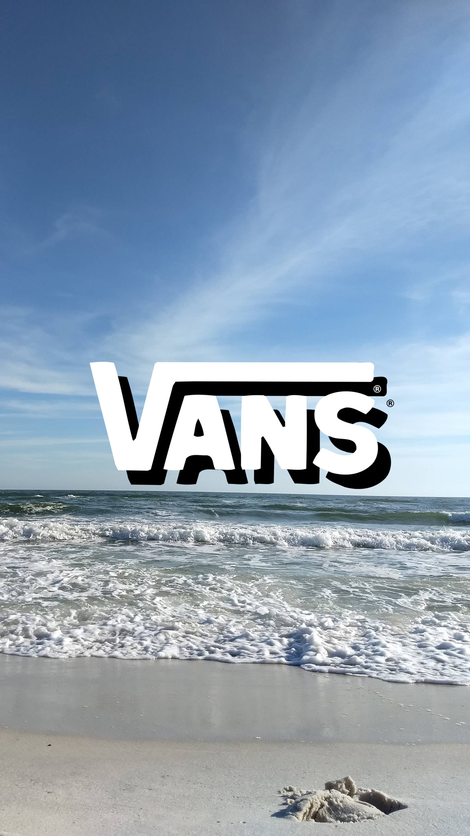 Logo vans sur une plage avec des vagues et le ciel en arrière-plan (plage, bleu, marques, paysage, lumière)