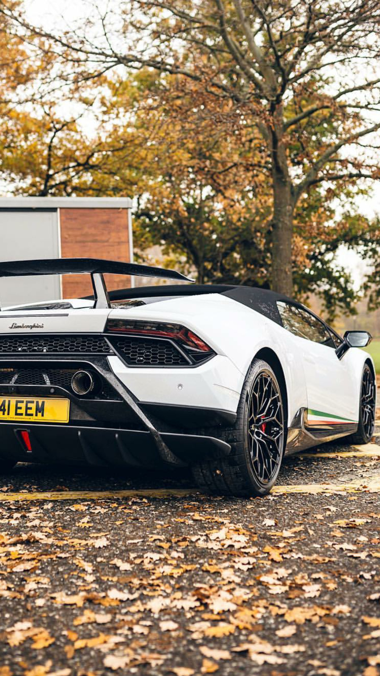 Um close de um carro esportivo branco estacionado na rua (lamborghini, huracan, branco, carro, supercarro)