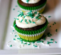 Cupcakes com tema irlandês com granulados verdes e brancos