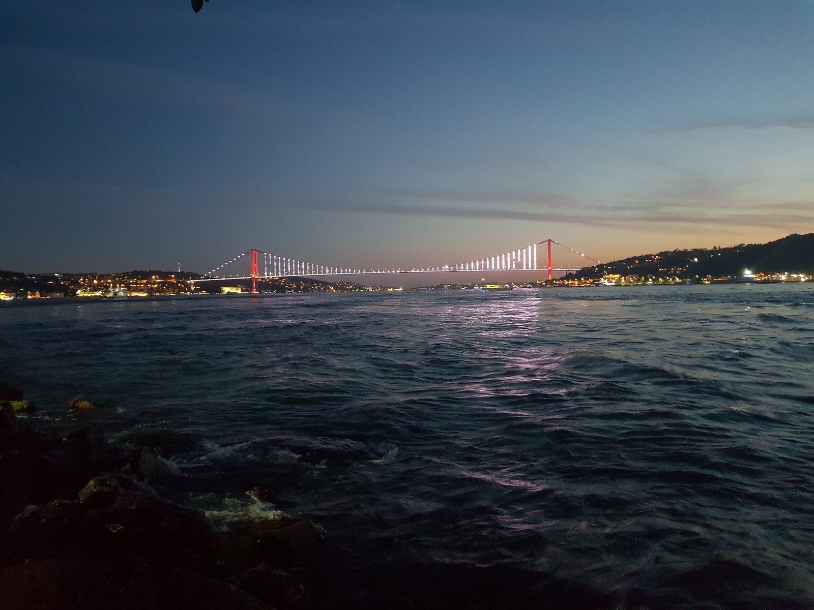 Vista de uma ponte sobre um corpo d'água à noite (ponte, hd, noite)