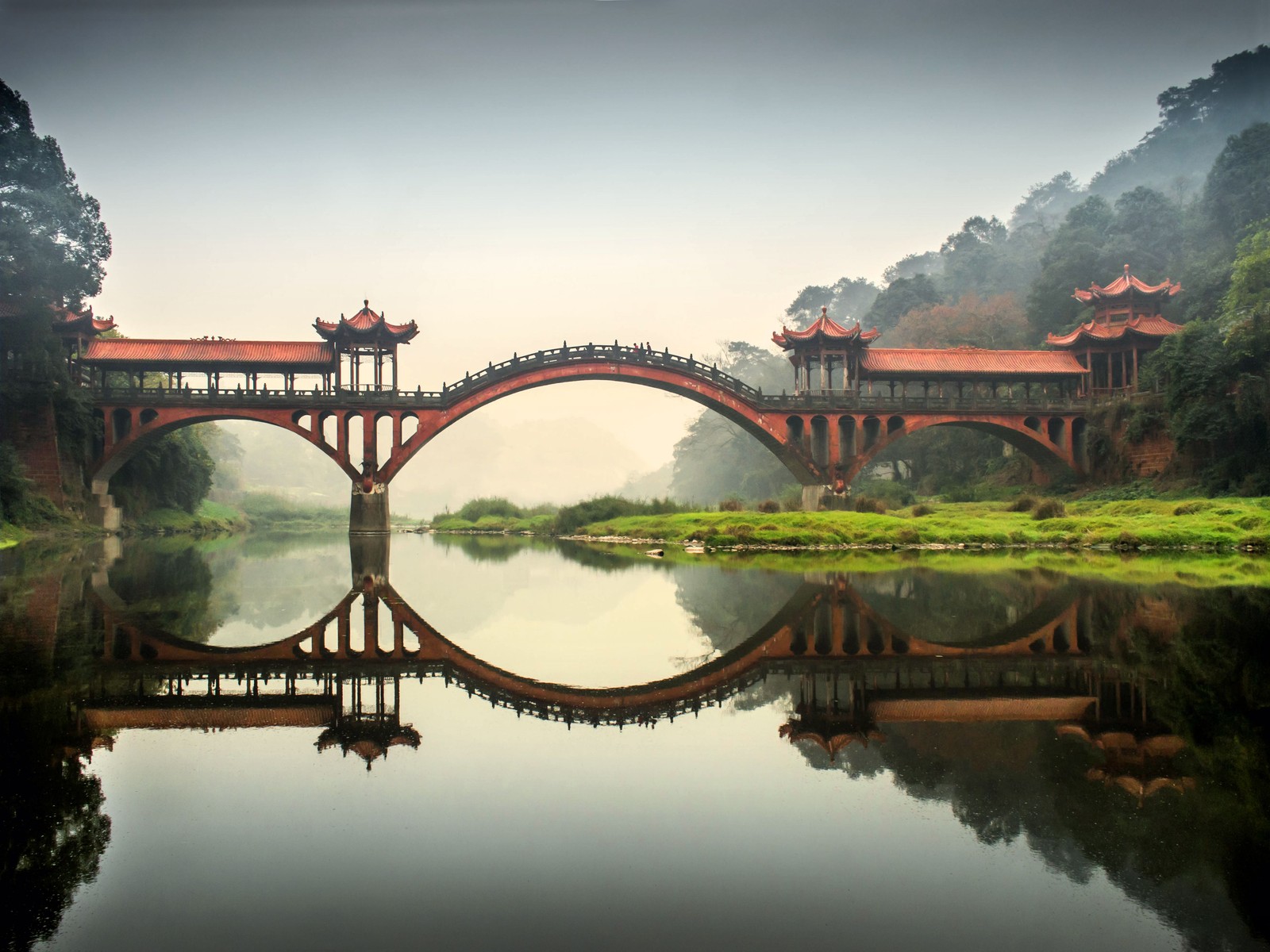 Puente sobre un río con un techo rojo (reflexión, naturaleza, puente, puente de arco, chengdu)