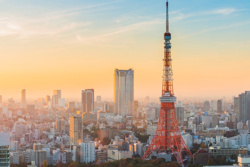 Вид на город с высокими зданиями и высокой башней (токийская башня, tokyo tower, эйфелева башня, башня, городская территория)