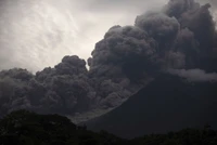 Vulcão em erupção na Cidade da Guatemala: uma cena dramática de fumaça e cinzas sobre o terreno montanhoso.