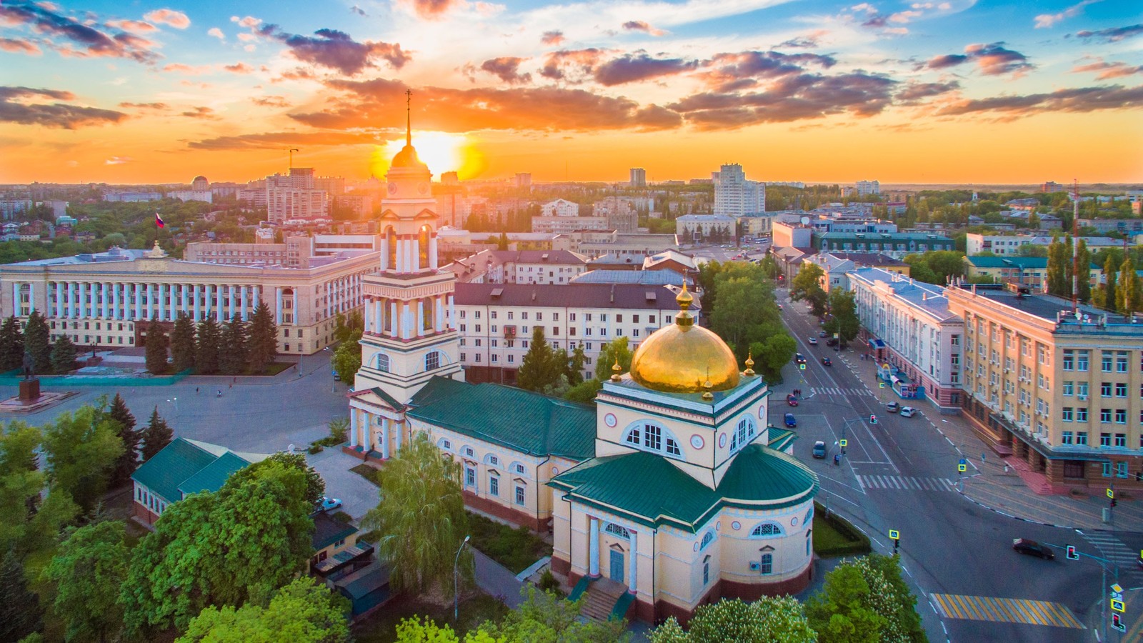 Вид на город креммло, украина на закате (достопримечательность, город, городской пейзаж, москва, горизонт)