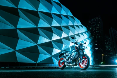 Yamaha MT-09 : Scène nocturne frappante avec architecture moderne