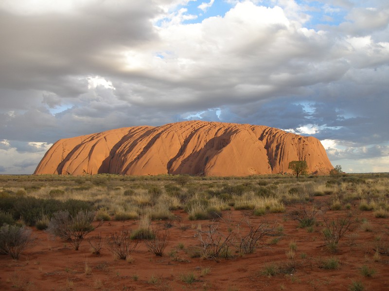 Арабская скала посреди пустыни с облачным небом (улуру, uluru, внутренние районы австралии, скала, облако)