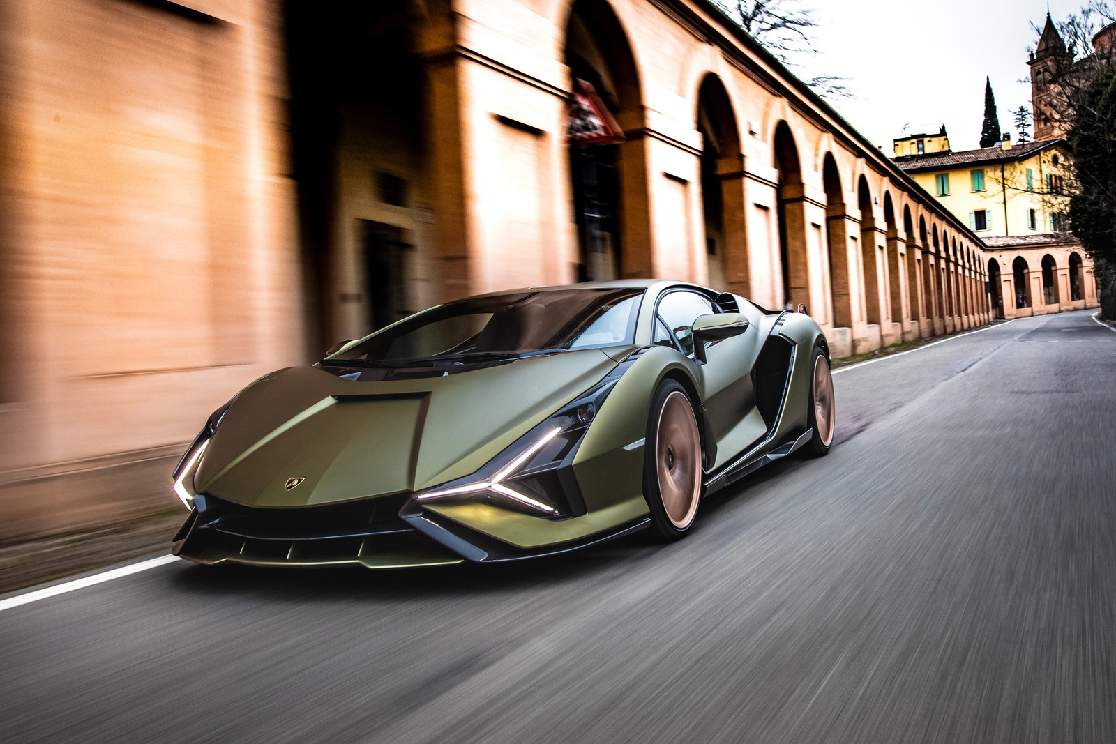 Lamborghini en la carretera frente a un edificio (lamborghini sián fkp 37, coche de alto rendimiento, coches híbridos, coches deportivos, 2021)