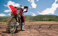 Pilote de motocross se préparant à l'action sur une piste de terre