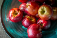 Pommes rouges fraîchement récoltées dans un bol