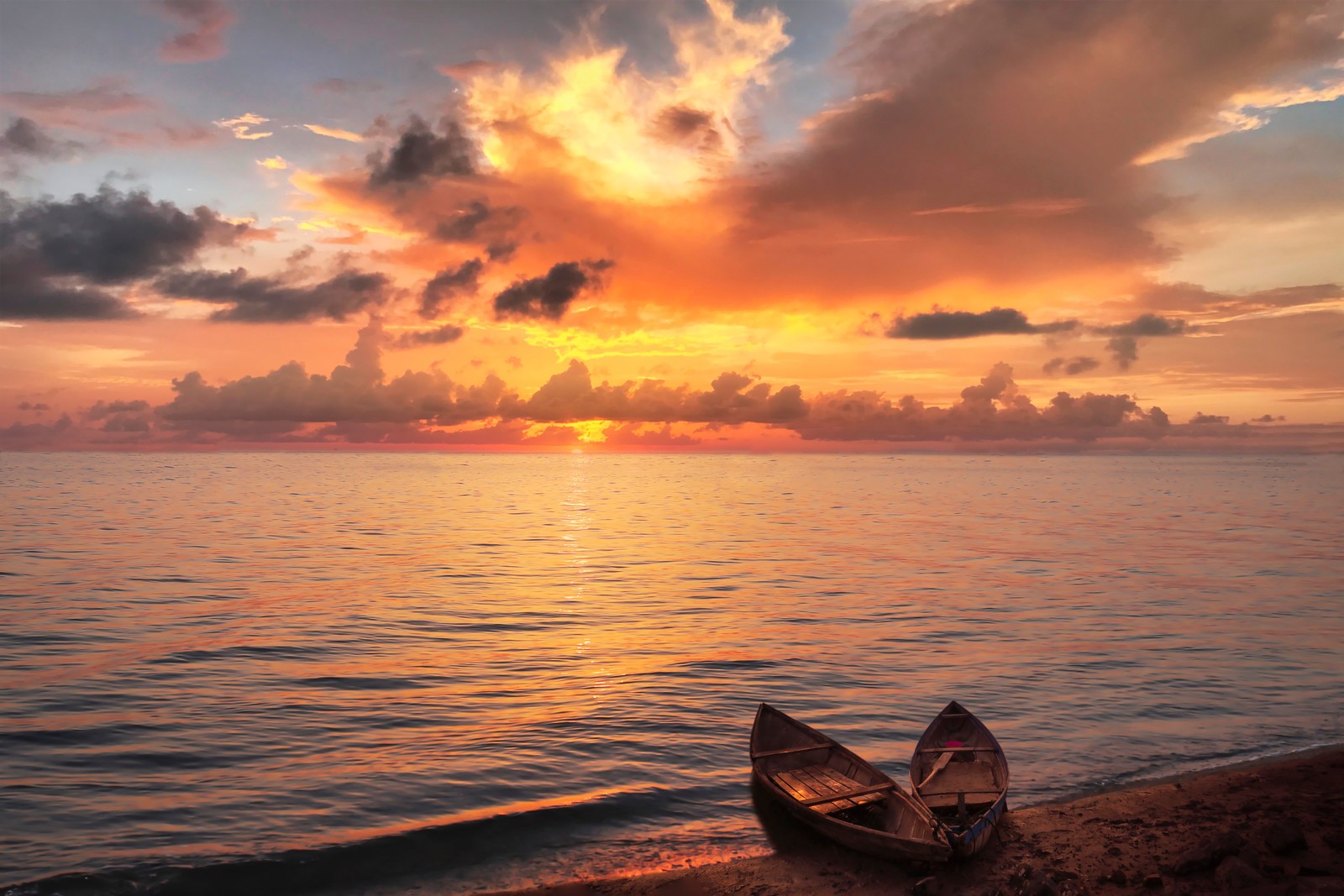 Pôr do sol sobre o oceano com um barco na costa (por do sol, crepúsculo, praia, paisagem marinha, natureza)