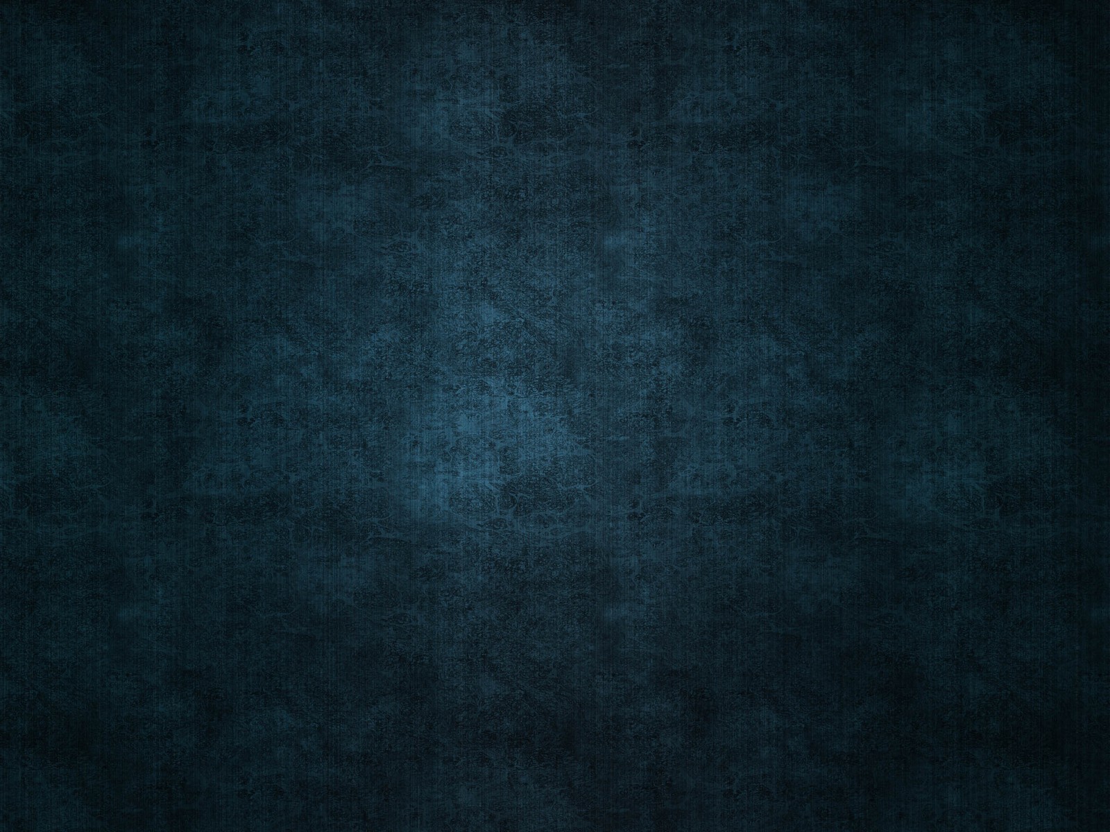 Un fond bleu foncé avec une texture rugueuse et une couleur plus sombre (bleu, noir, obscurité, ciel, atmosphère)