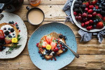 Brunch vegetariano colorido de tostadas con frutas frescas y granada, acompañado de café