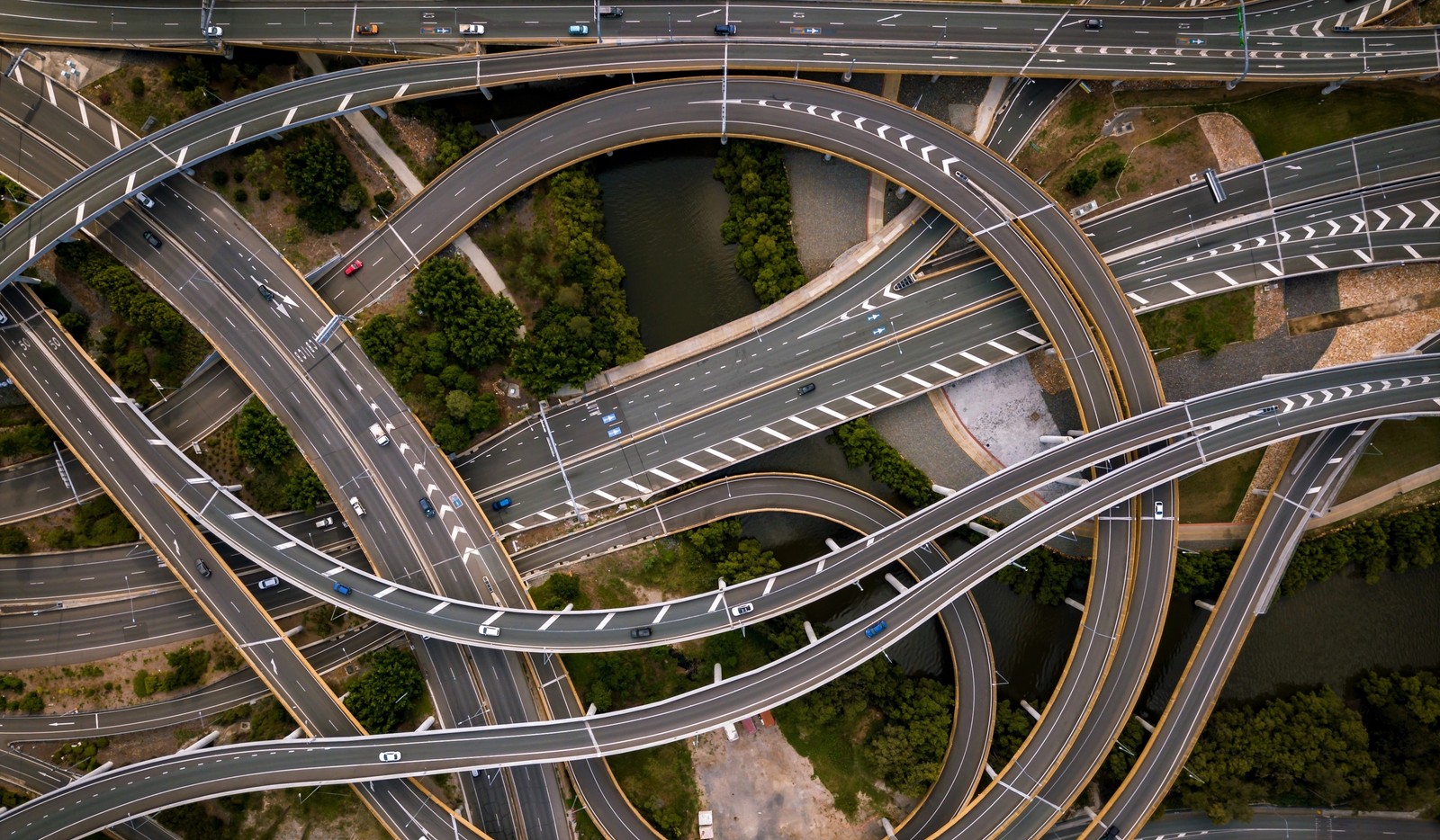 Vista aérea de una intersección de carretera con múltiples carriles y un río (camino, rey, carretera, infraestructura, calle)