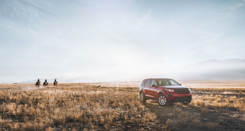 Крупный план красного внедорожника, припаркованного в поле (ленд ровер, land rover, машина, внедорожный, природная среда)