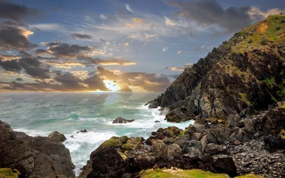 Coucher de soleil sur la côte rocheuse et la mer turquoise