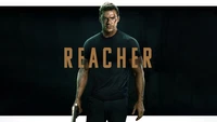 Alan Ritchson como Reacher: Herói de ação intenso em um cenário sombrio