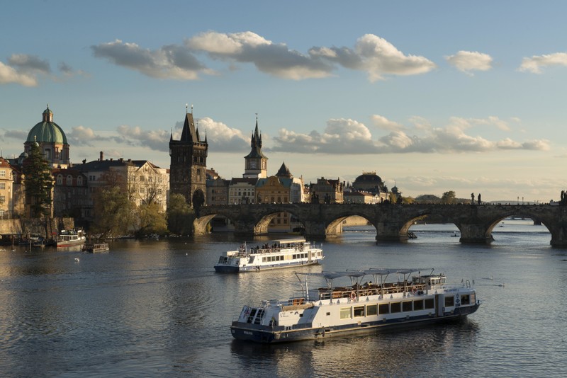 Лодки плавают на воде рядом с мостом и городом (карлов мост, charles bridge, река, водный путь, город)