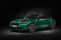 2020 BMW M3 Competition em verde marcante, exibido contra um fundo escuro.