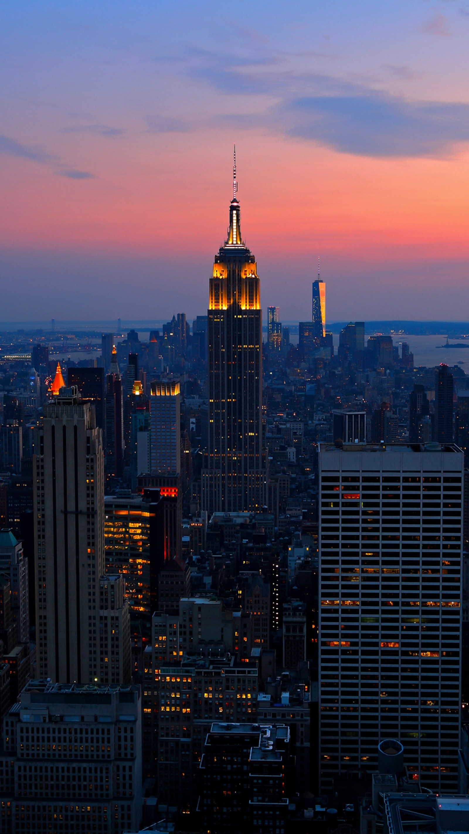 Una imagen borrosa de un horizonte de ciudad con un edificio muy alto (nueva york, new york, nube, rascacielos, edificio)