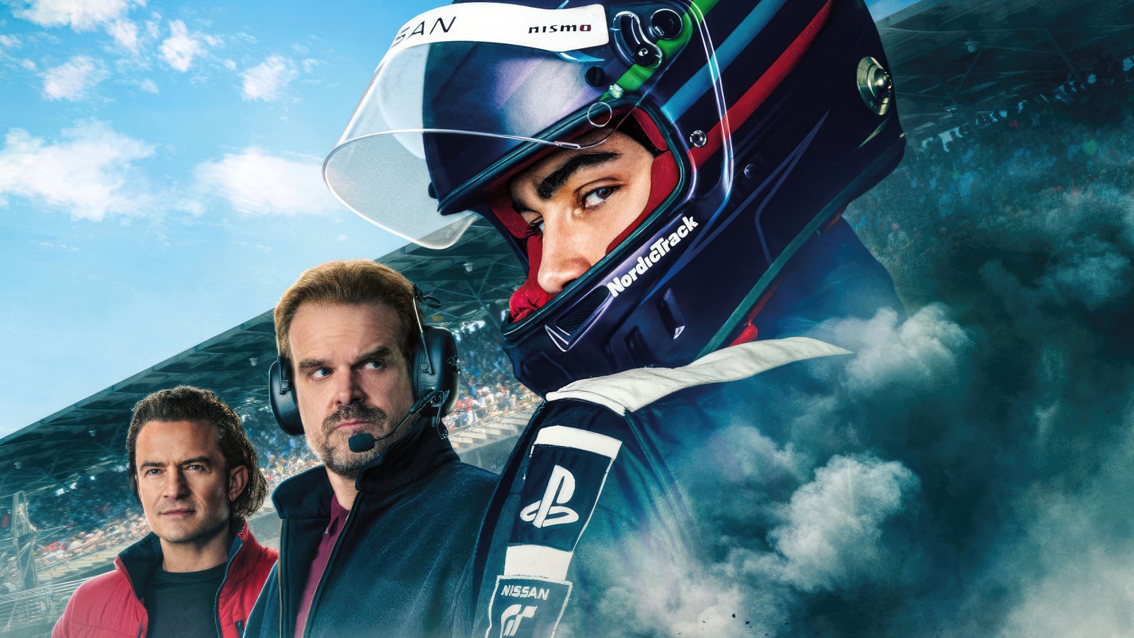 Un homme en casque et un homme en veste rouge se tiennent devant une montagne (gran turismo, films 2023, 5k, orlando bloom, david harbour)