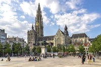 Cathédrale majestueuse surplombant une place de village animée