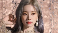 Dahyun de TWICE irradia elegancia en un entorno brillante