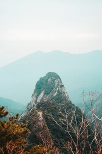 Chaîne de montagnes majestueuse entourée de sérénité