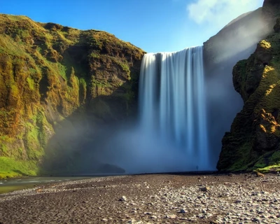 Majestätischer Wasserfall, der von einer üppigen Steilküste herabstürzt