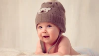 Jeune enfant adorable avec un joli chapeau d'ours et un sourire éclatant