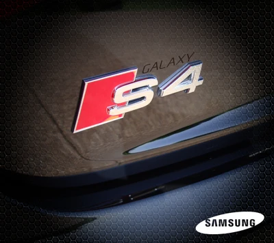 Emblema de Samsung Galaxy S4 en una superficie brillante