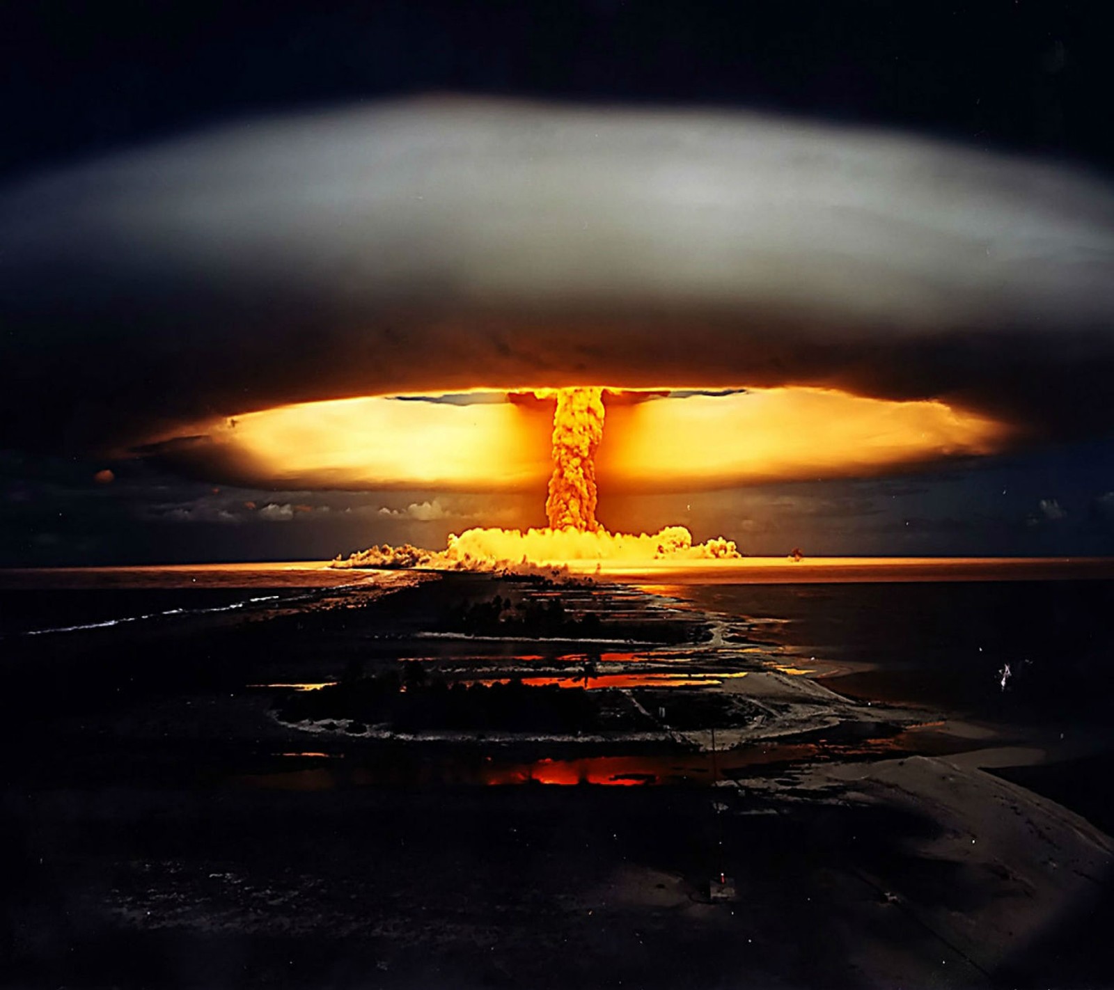 Explosion nucléaire au-dessus de l'océan avec un grand nuage en forme de champignon (2013, 3d, atomique, ville, explosion)