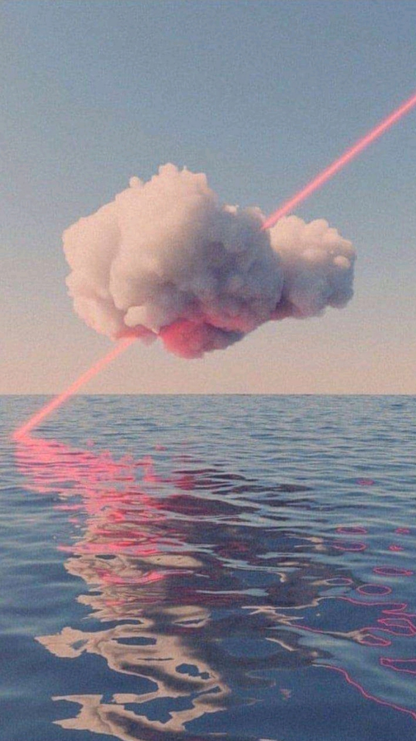 Un nuage flottant dans l'eau avec un laser rose (esthétique, nuage, laser, éclair, océan)