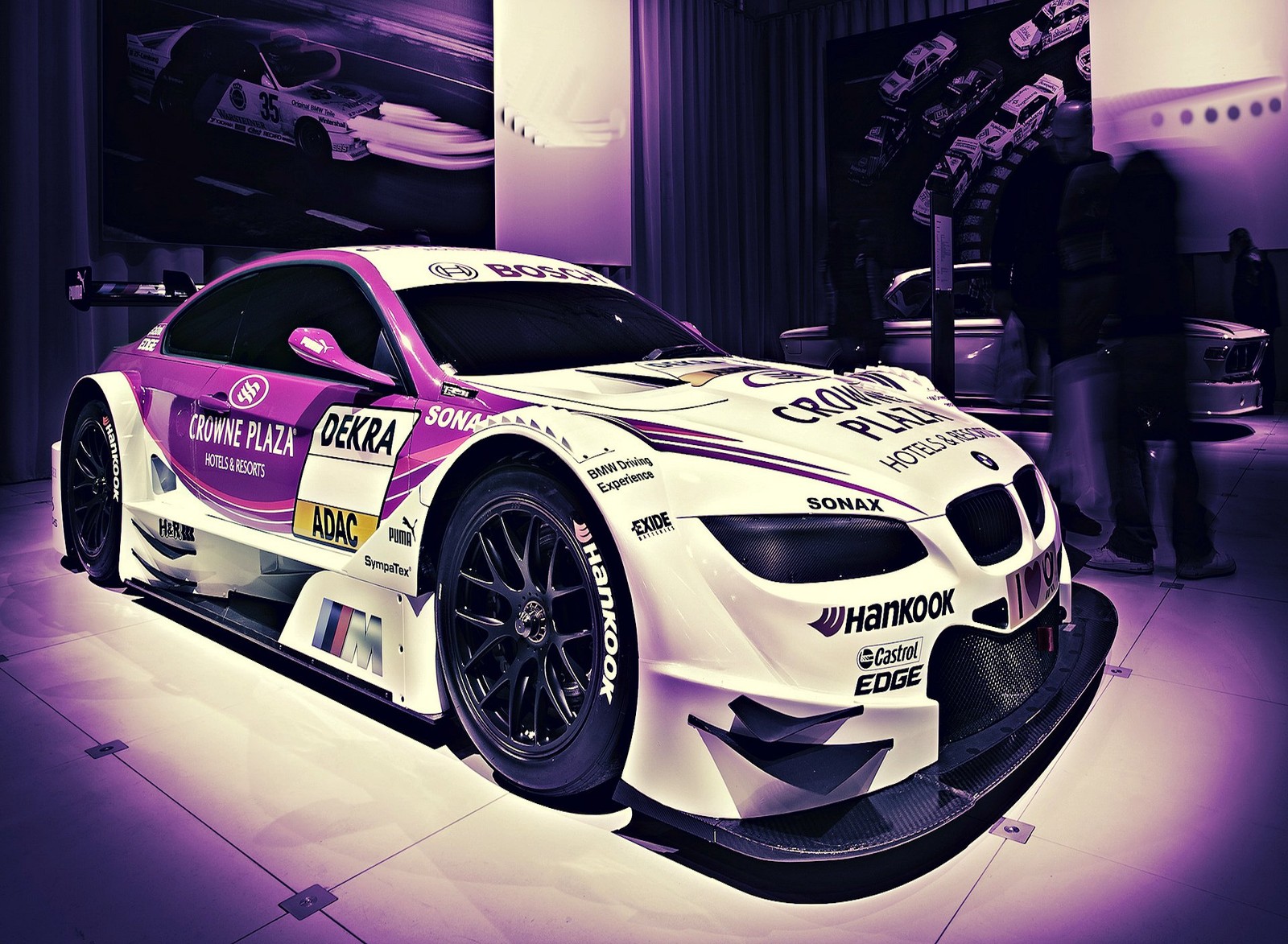 Carro branco e roxo em exibição em uma sala de exposição (bmw, carro, roxo, corridas, esportes)