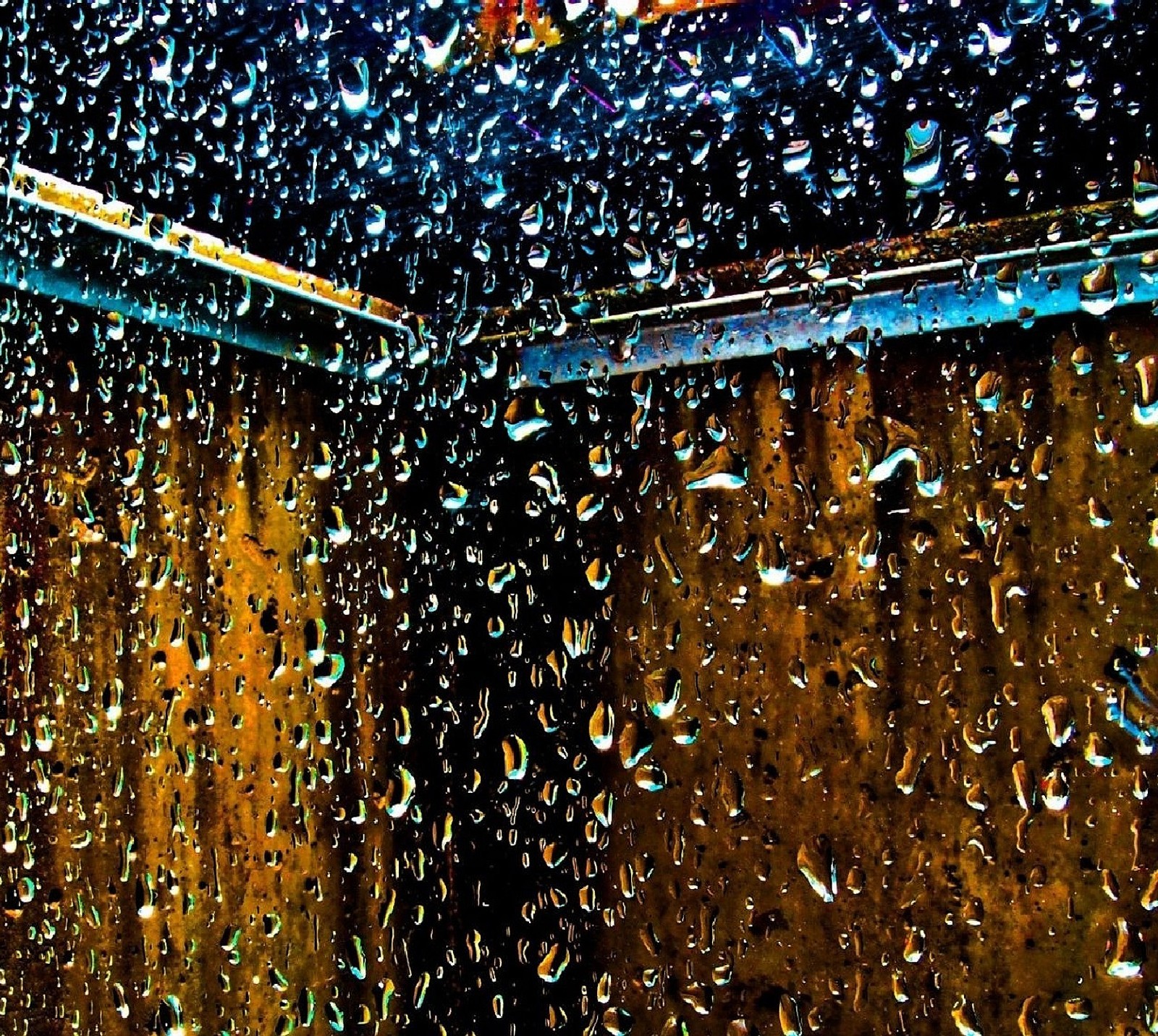 Um close-up de uma janela coberta de chuva com gotas de chuva (chuva)