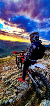 Caballero de motocross en la hora dorada con vista al horizonte