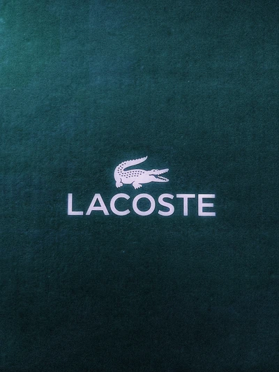 Logotipo da Lacoste em fundo verde