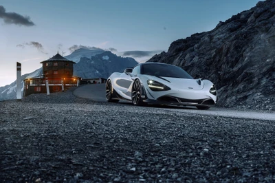 McLaren 720S sur une route de montagne : Une fusion de performance et d'élégance