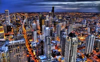 Skyline von Chicago bei Dämmerung: Eine lebendige städtische Landschaft, beleuchtet von Stadtlichtern