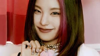 Yeji do ITZY com cabelo vibrante e unhas estilosas, exalando confiança e charme.