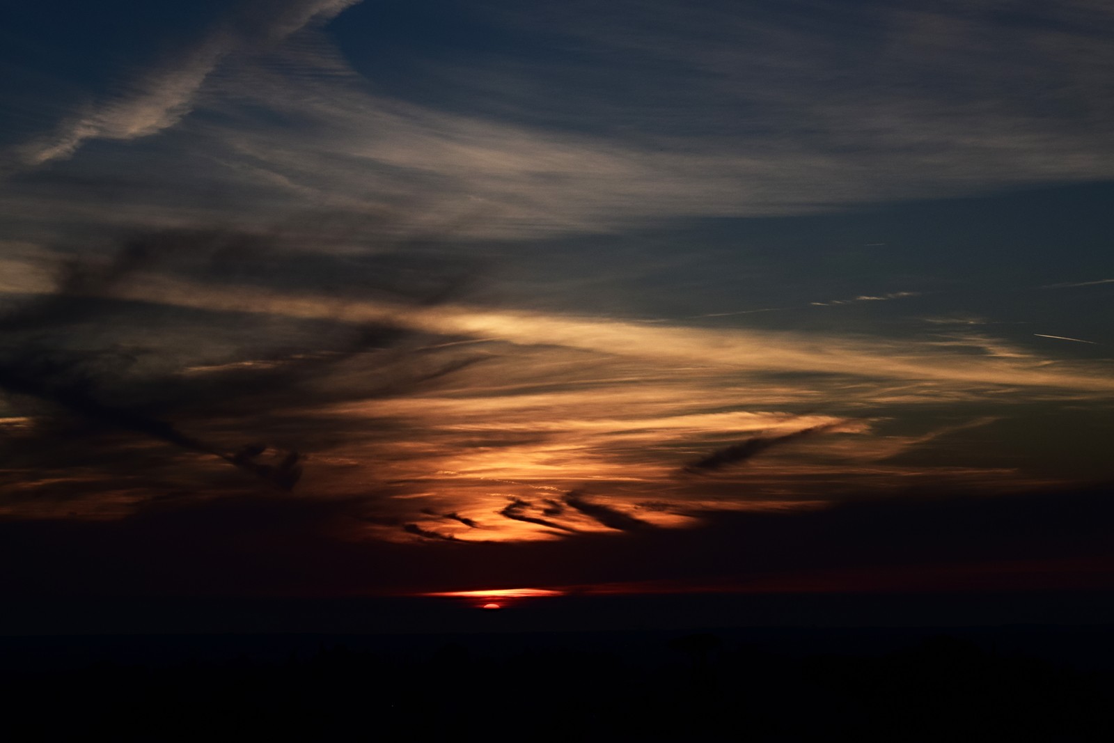 Vue arabe d'un coucher de soleil avec un avion volant dans le ciel (coucher de soleil, horizon, nuage, crépuscule, soir)